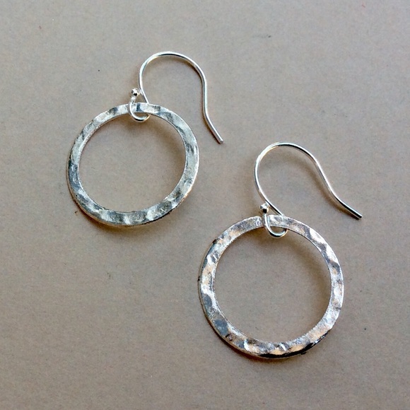 Handcrafted silver hammered circle Earrings - Picture 4 of 9